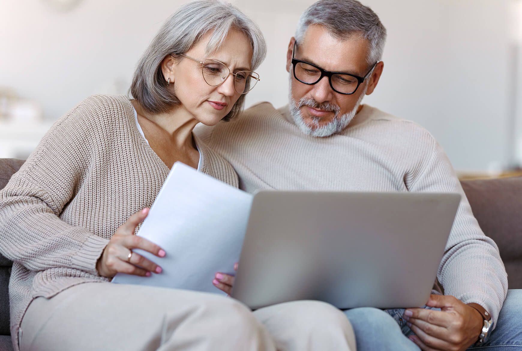 un couple de personnes âgées comparant des notes