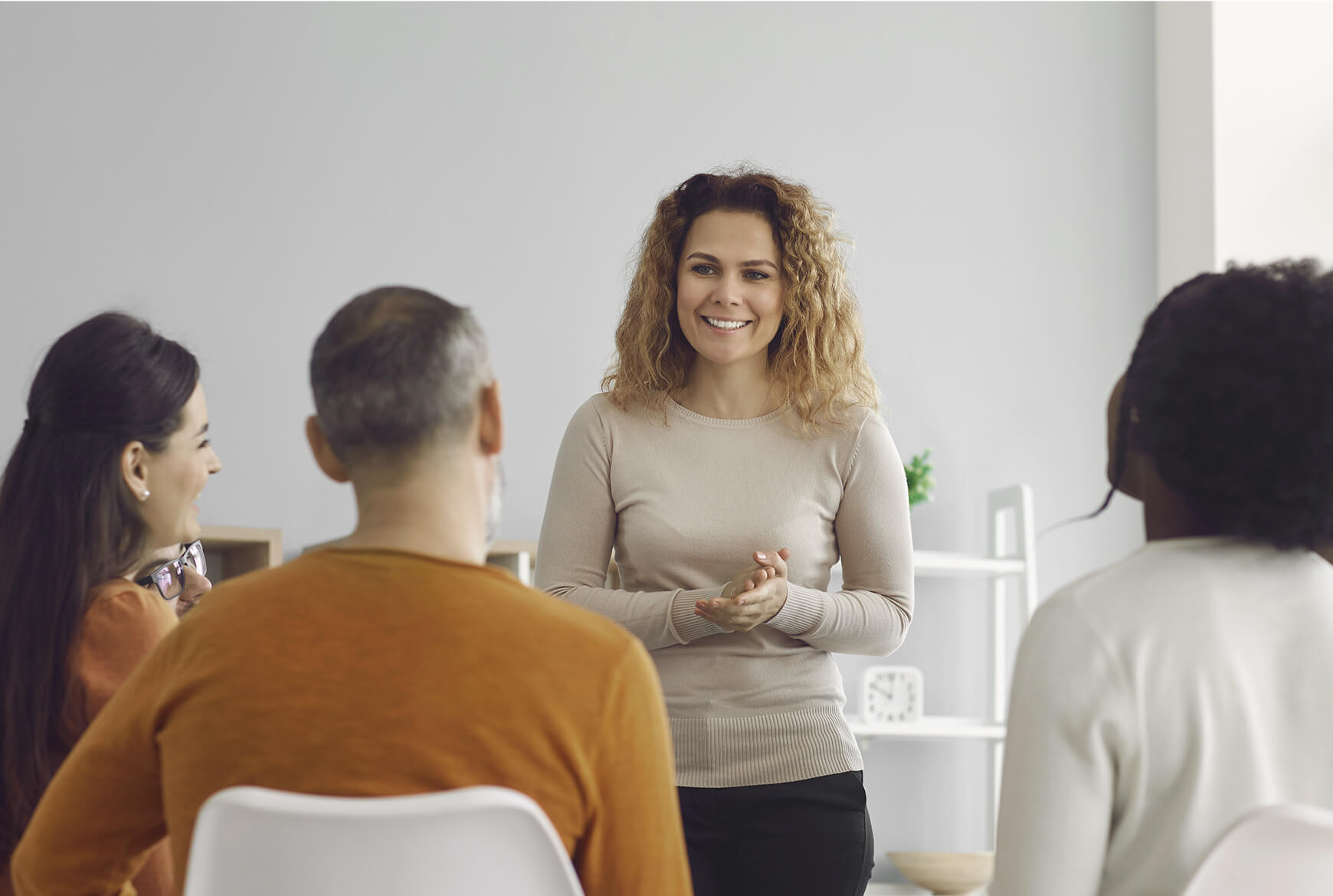 Une femme parle à ses collègues de travail