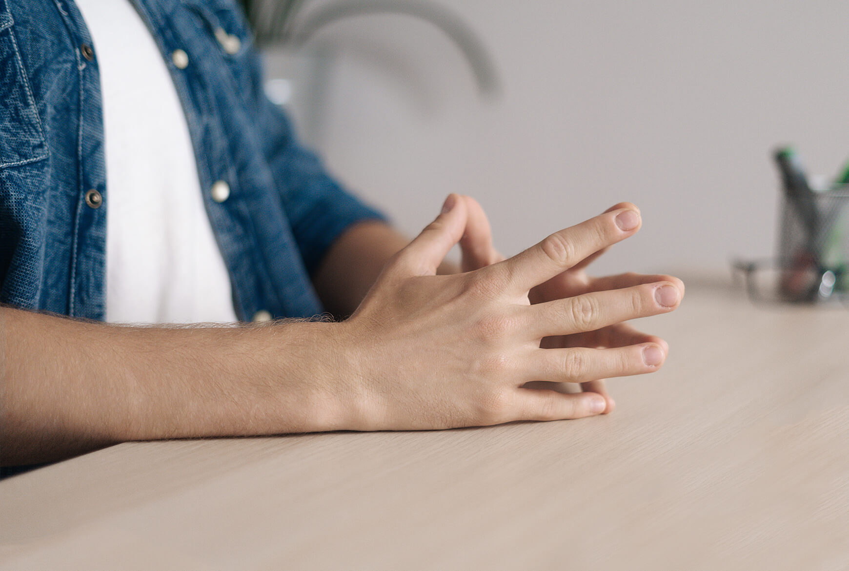 Mains sur une table