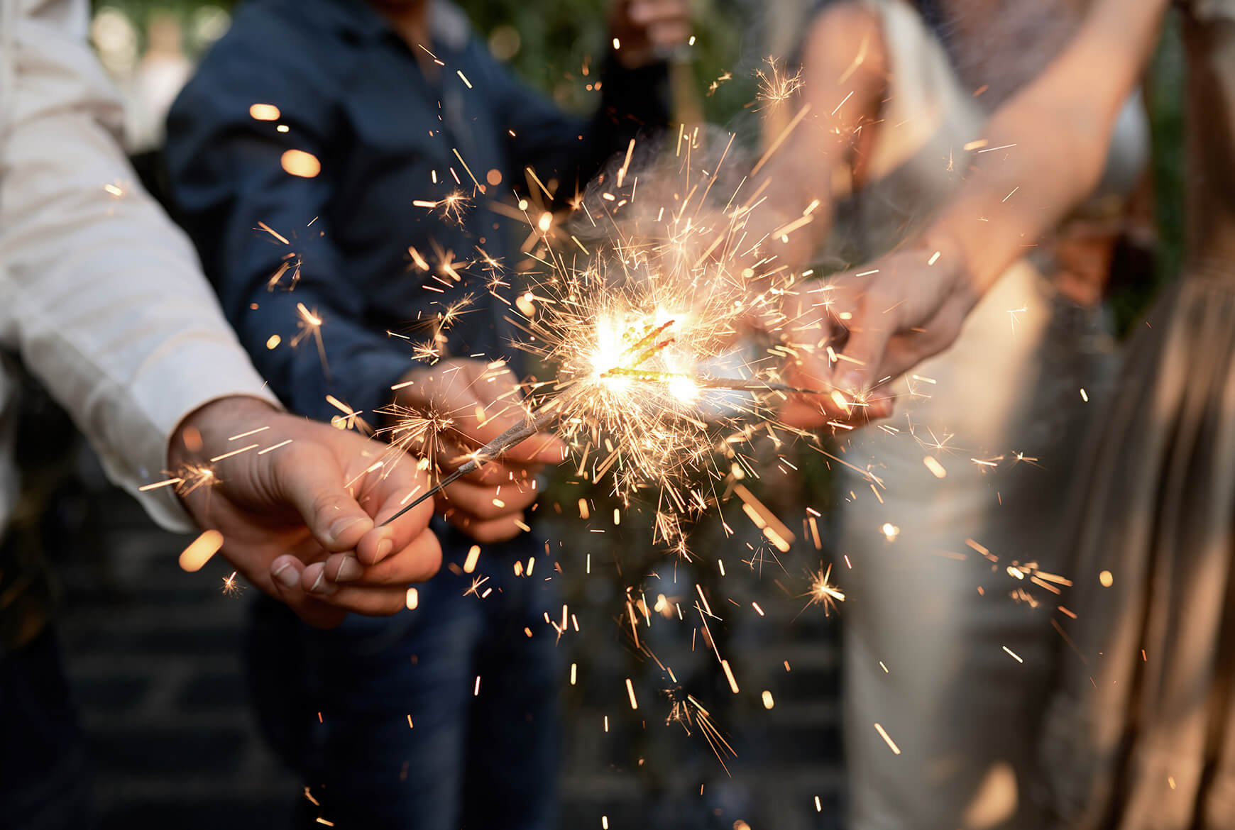 Mains tenant des feux de bengale