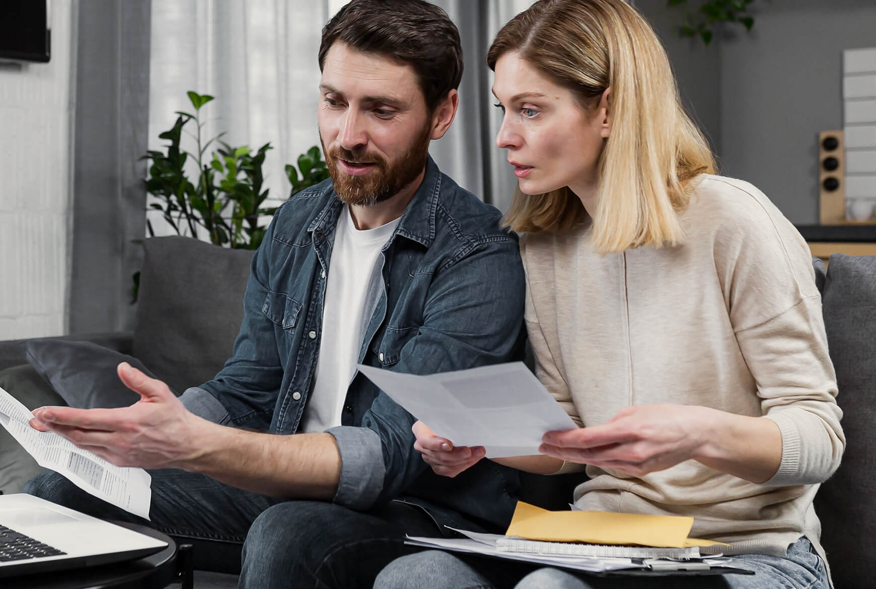 Couple parlant de finances