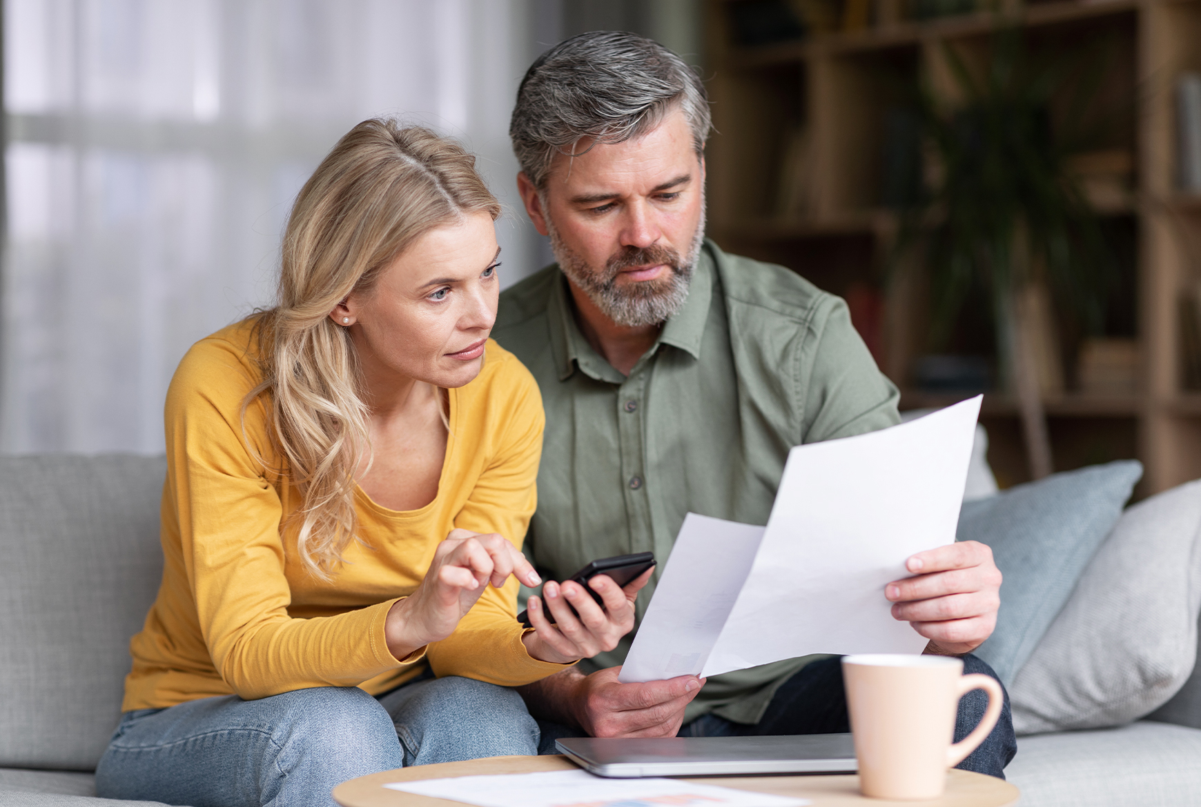 Couple qui regarde de la paperasse