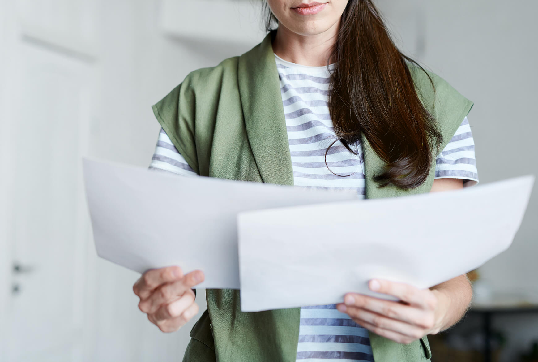 Personne qui tient de la paperasse