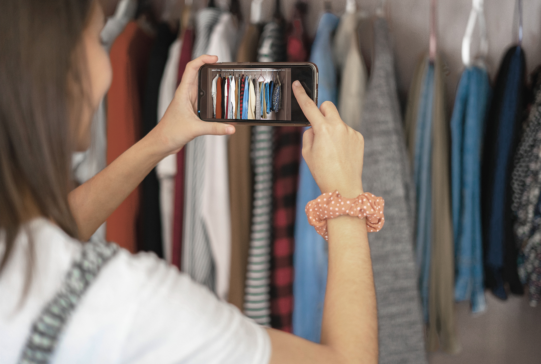 Femme prenant une photo de sa garde-robe