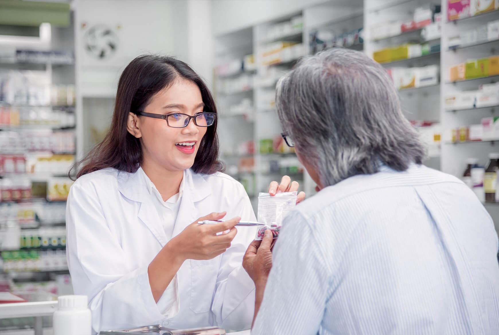 Pharmacienne qui donne des médicaments à un patient