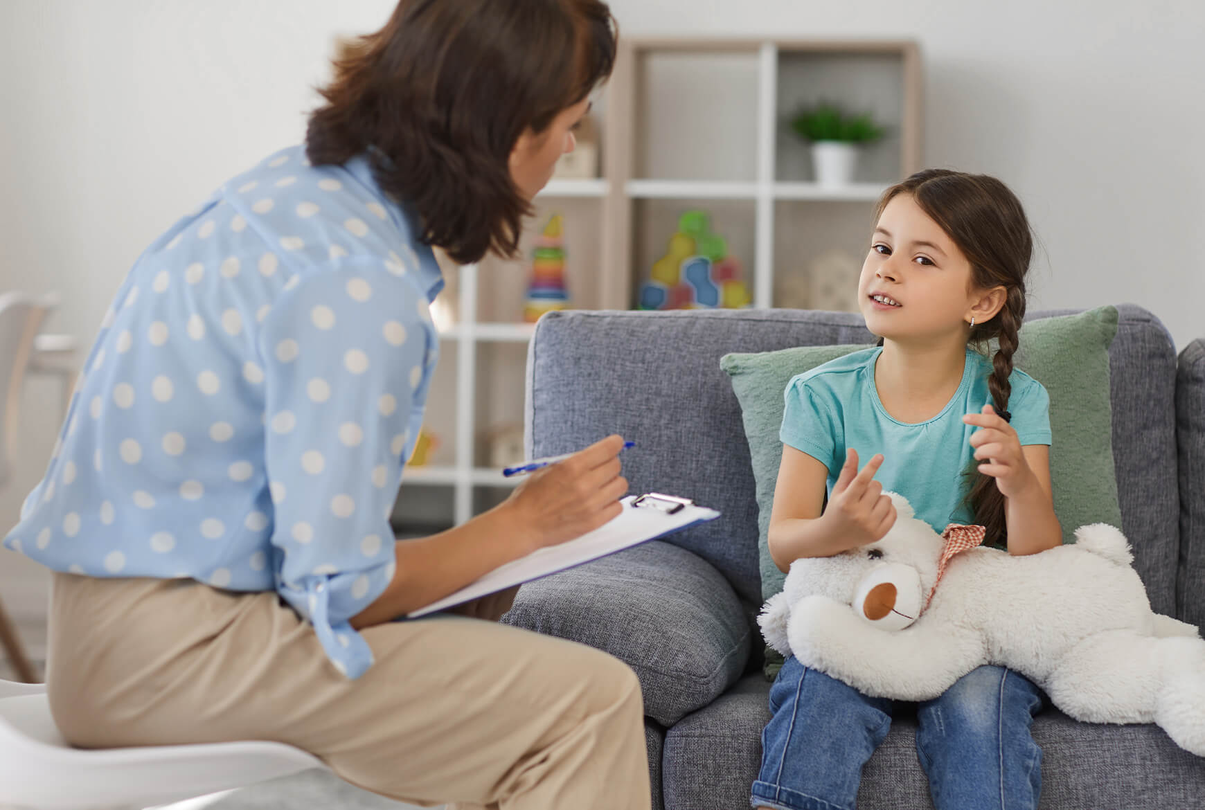 Une professionnelle de la santé discute avec une fillette