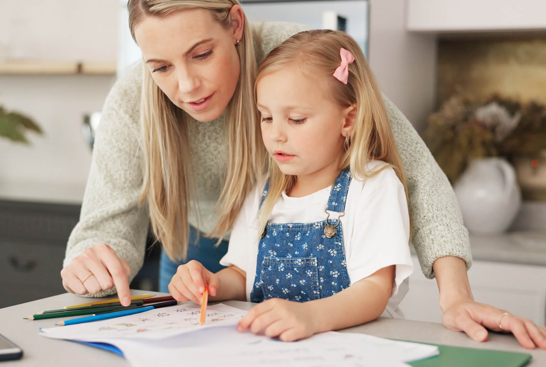 Une mère et sa fille font des devoirs ensemble