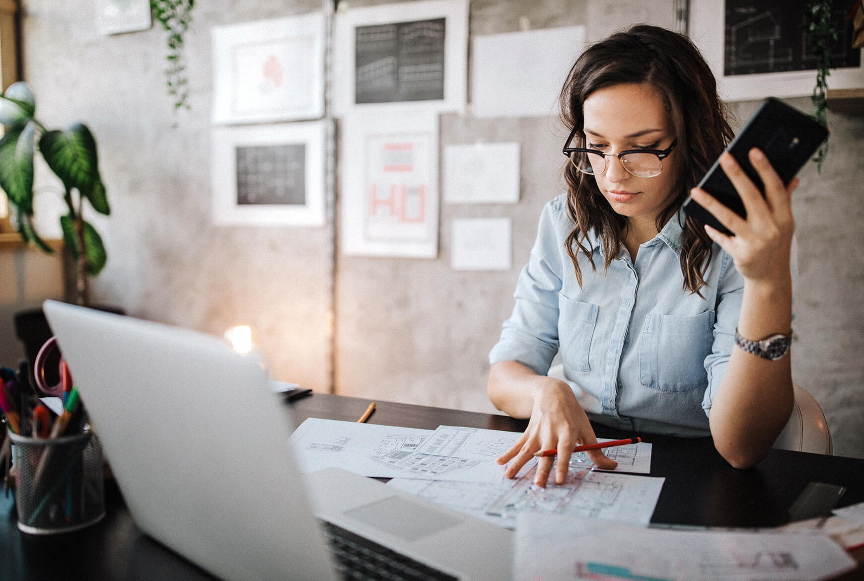 Une femme fait des tâches administratives