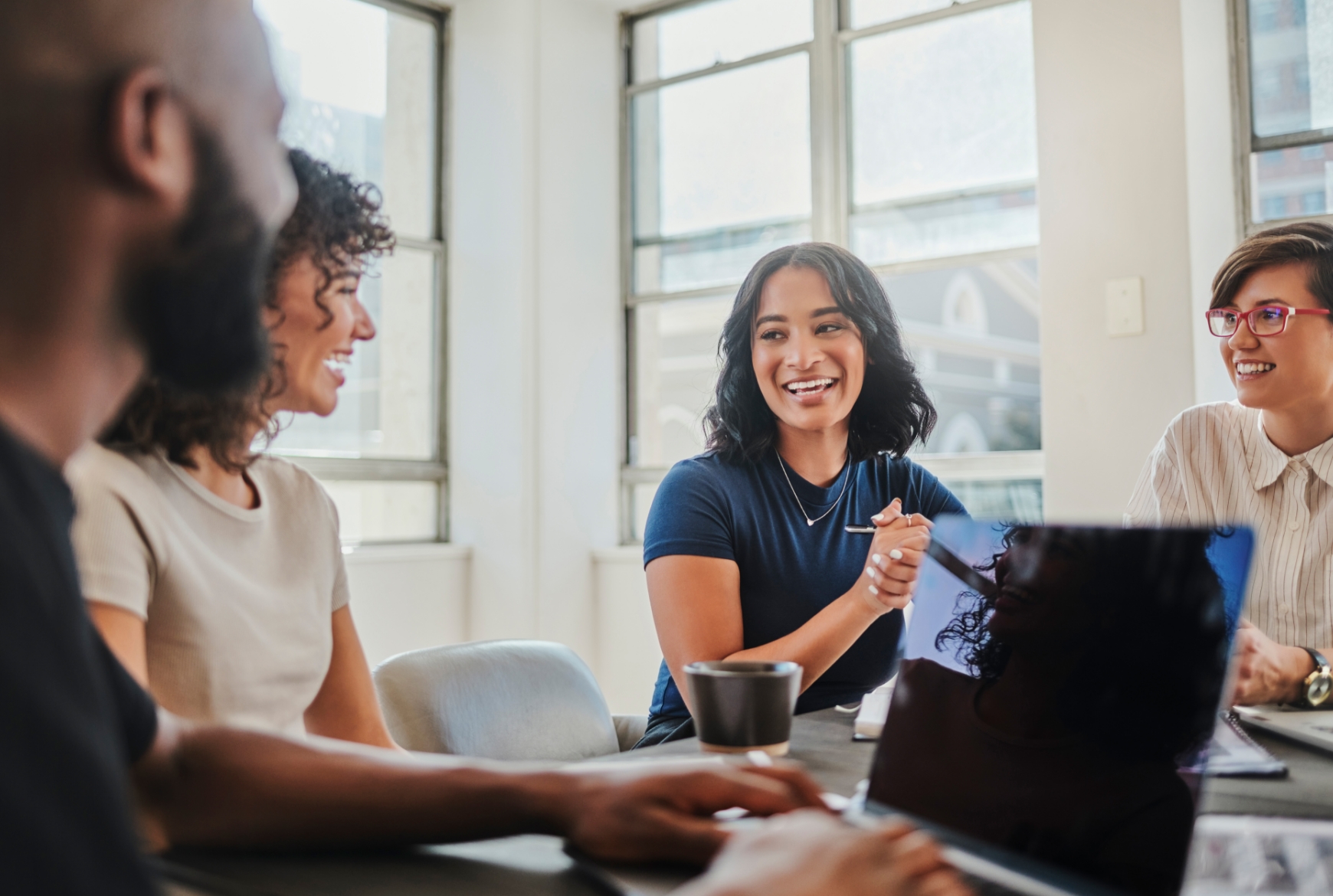 Un groupe de personnes travaillent ensemble