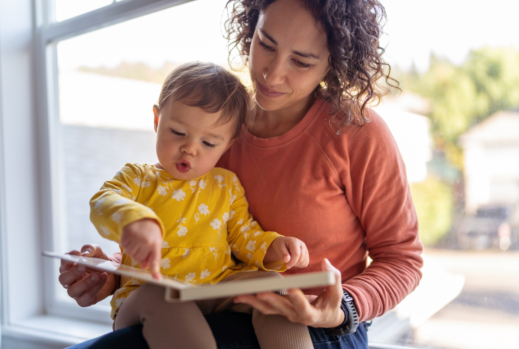 Une femme lit un livre à un bébé