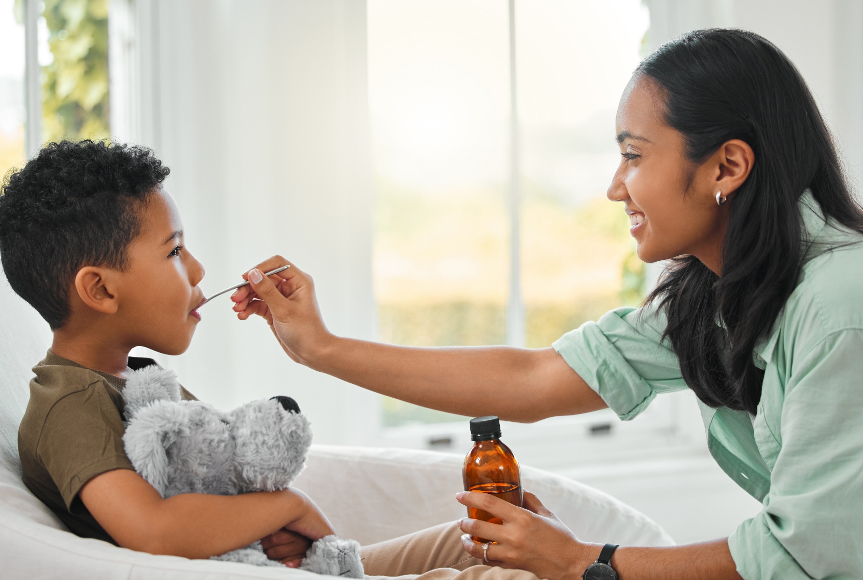 Une mère donne du sirop à son enfant