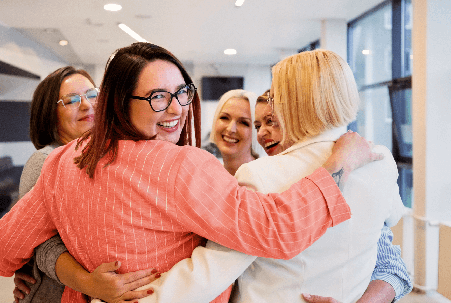 Un groupe de femmes se serrent dans les bras