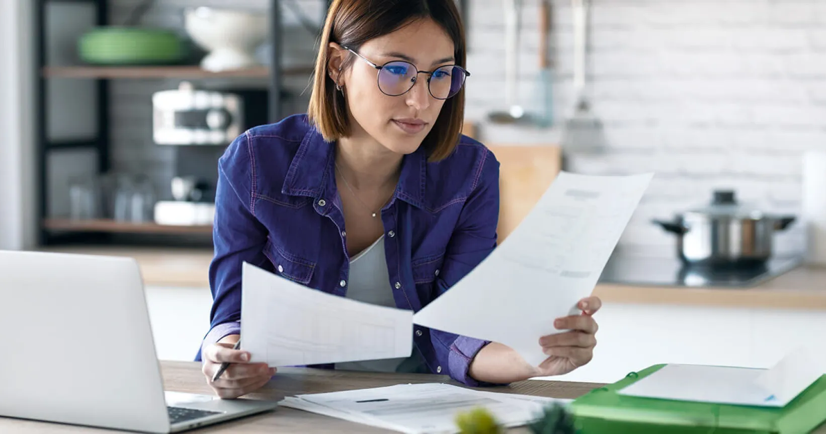 Une femme lit un contrat