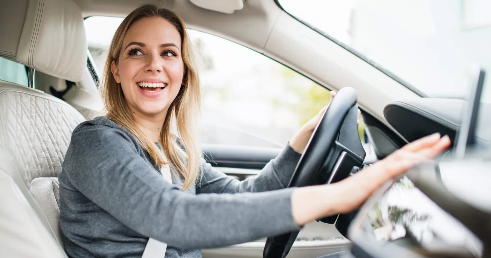 Une jeune femme conduit une voiture