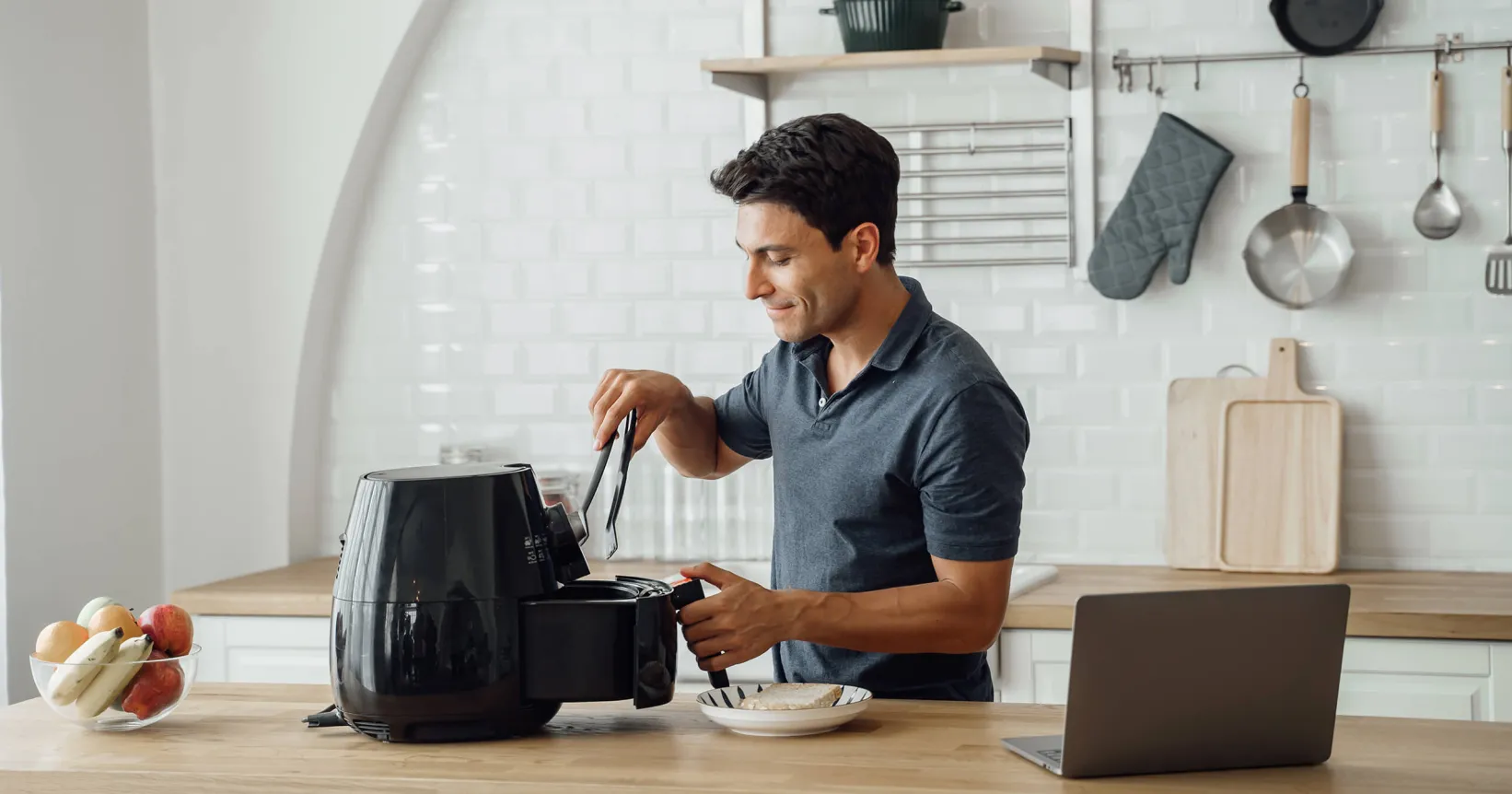 Homme qui fait la cuisine