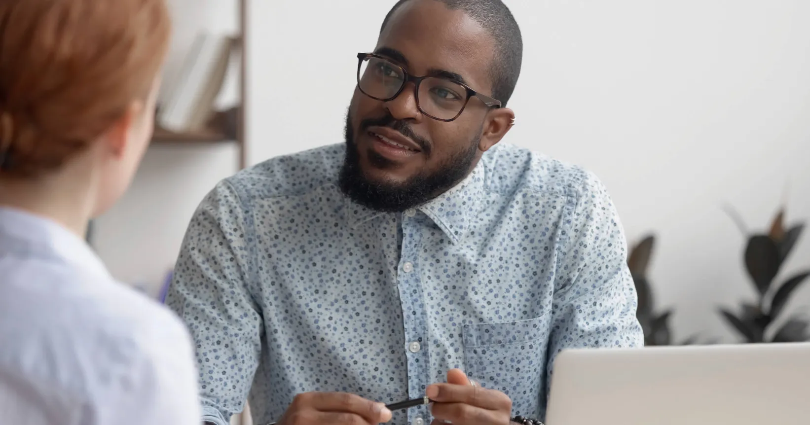 Homme et femme qui discutent