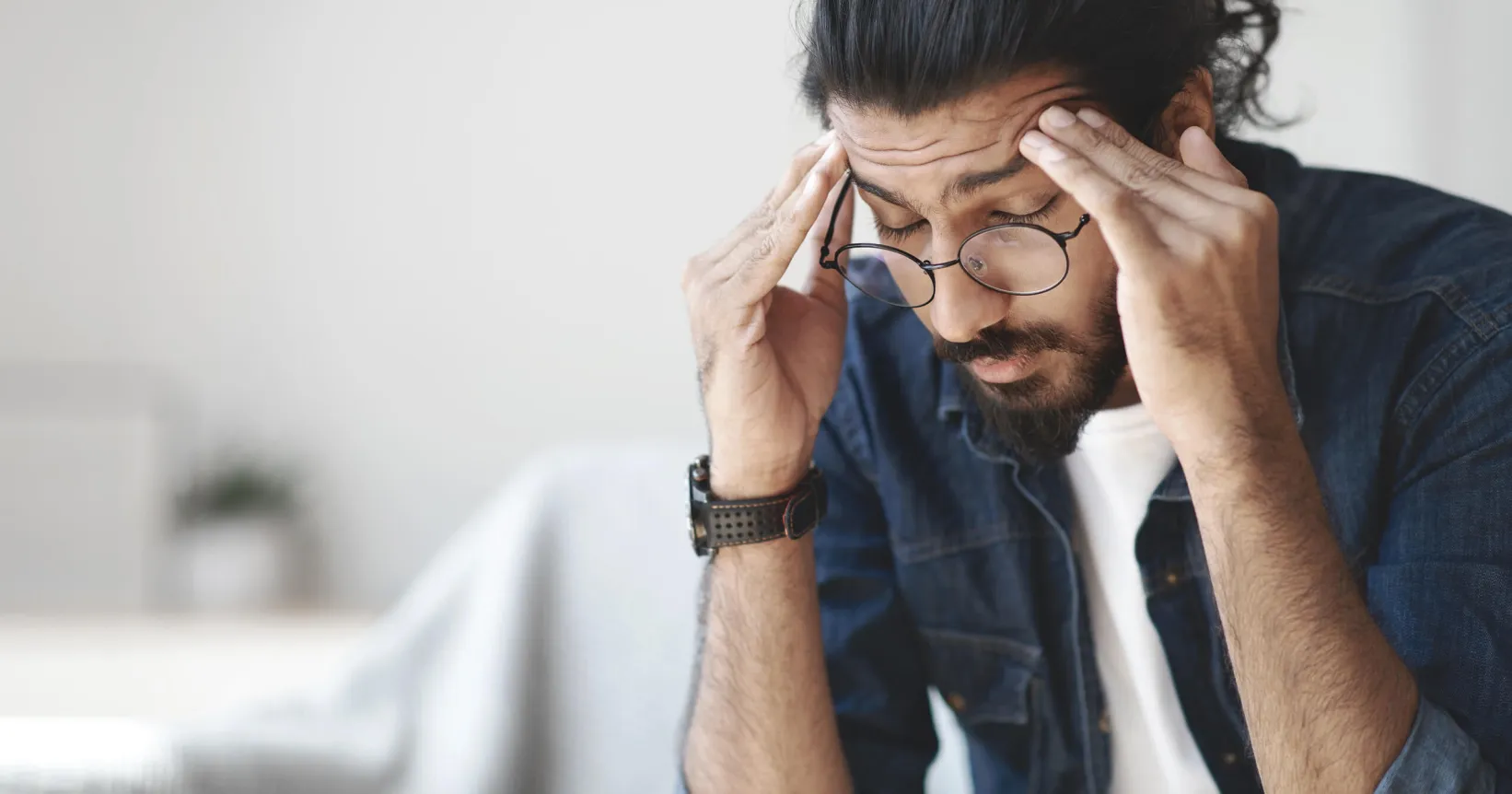 homme avec un mal de tête