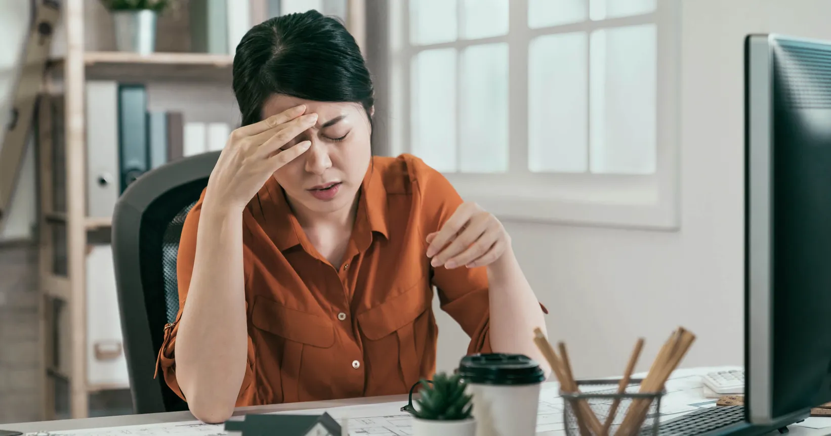 Femme avec une migraine