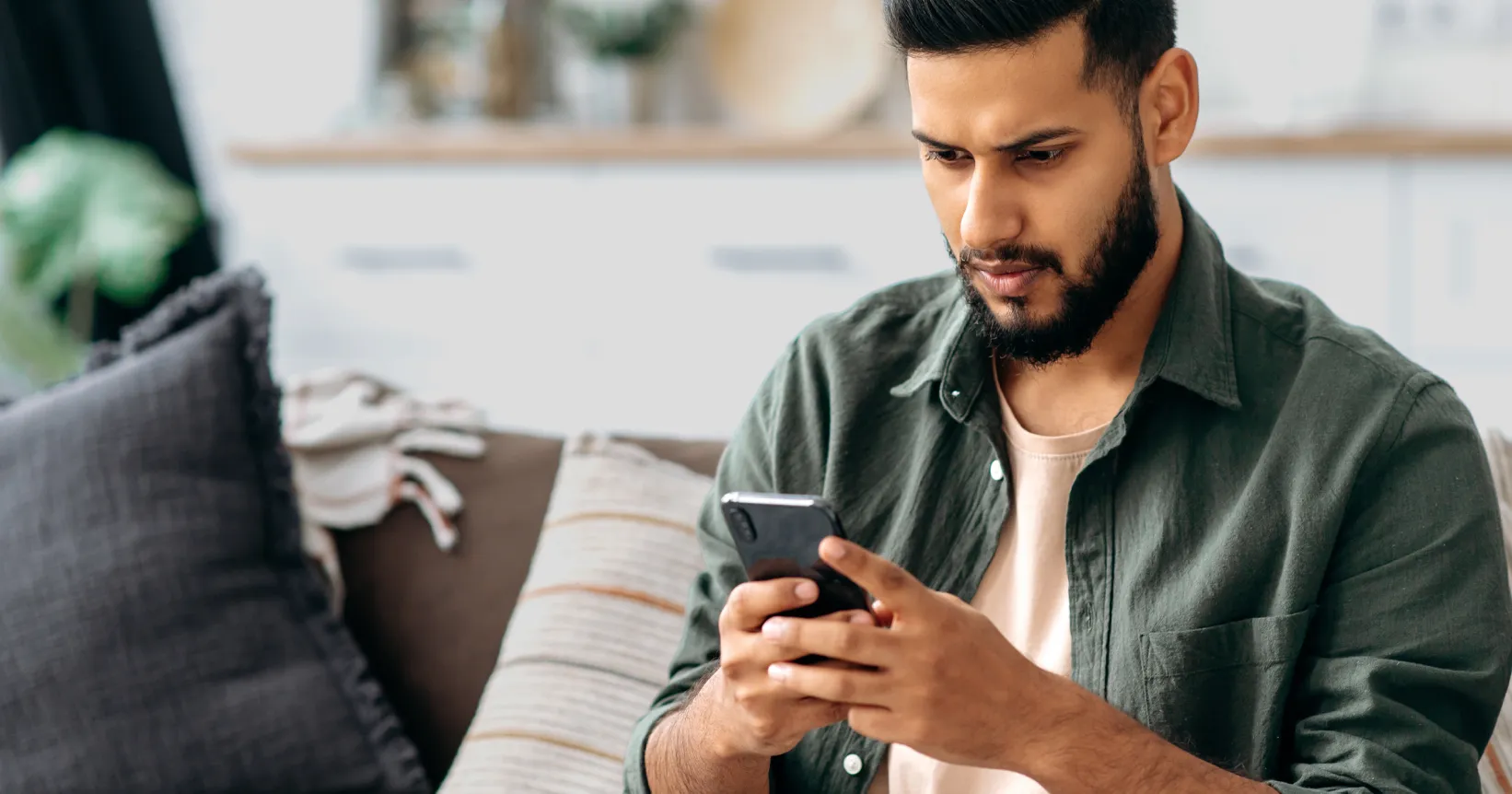 Un jeune homme regarde son téléphone