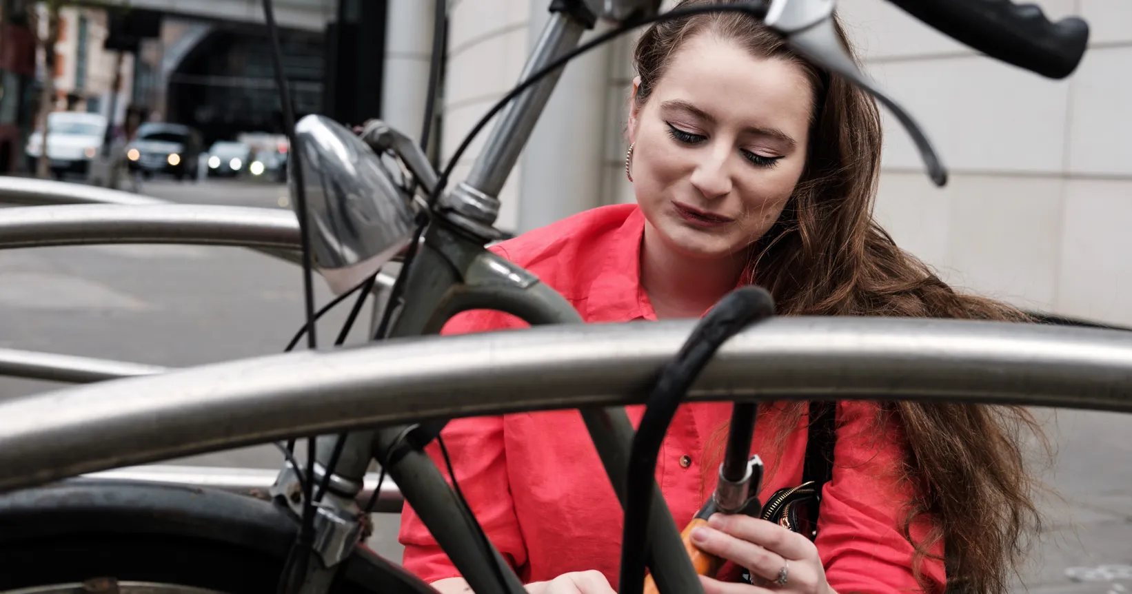 Femme qui débarre son vélo