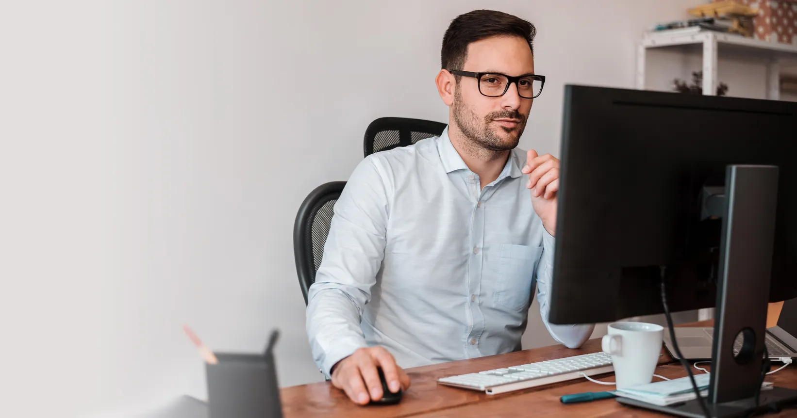 Un homme assis devant un ordinateur