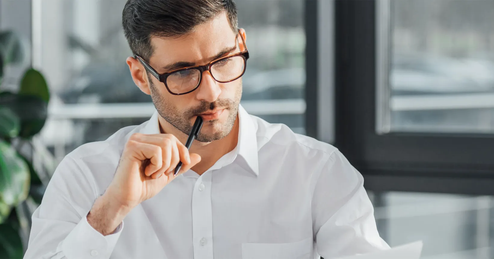 Un jeune homme réfléchit