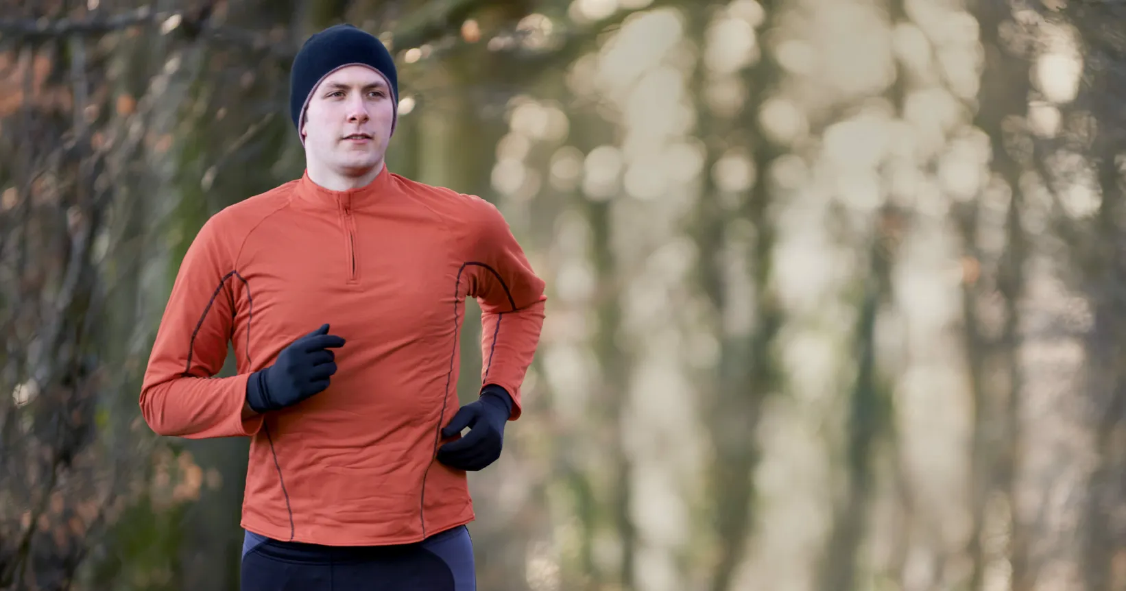 Un homme court dans un bois