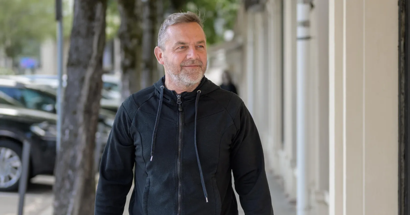 Un homme marche dans la rue