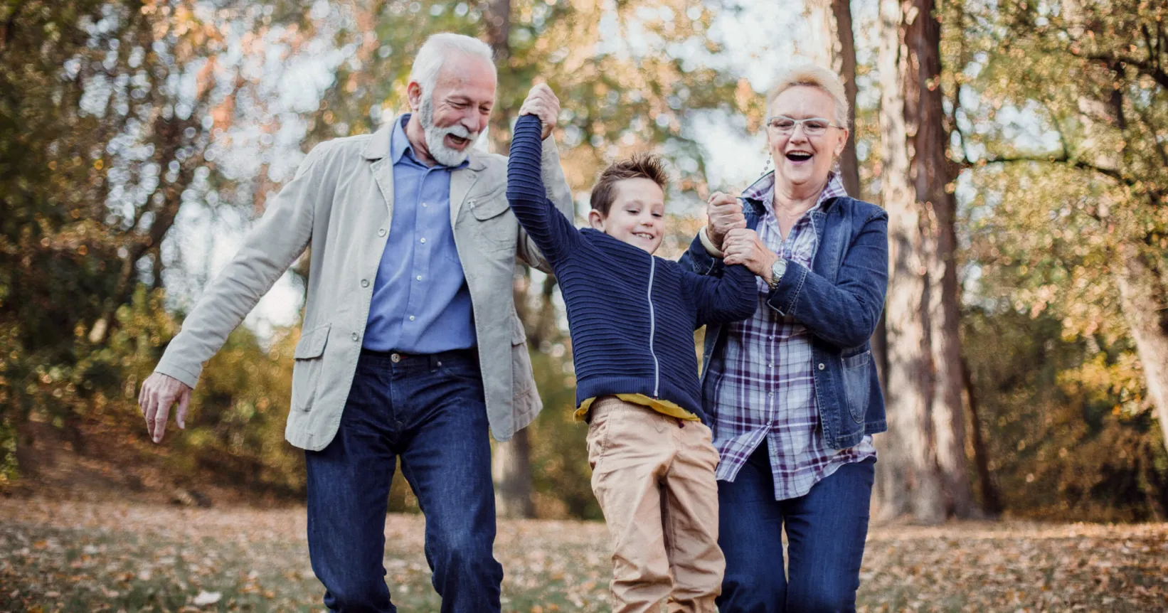 Des grand-parents jouent avec leur petit-fils