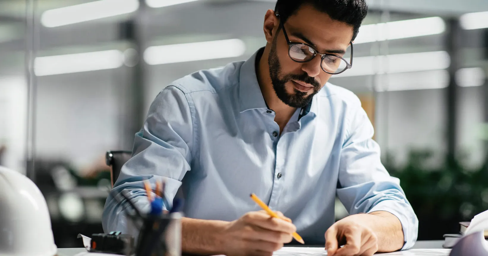 Un homme travaille à son bureau