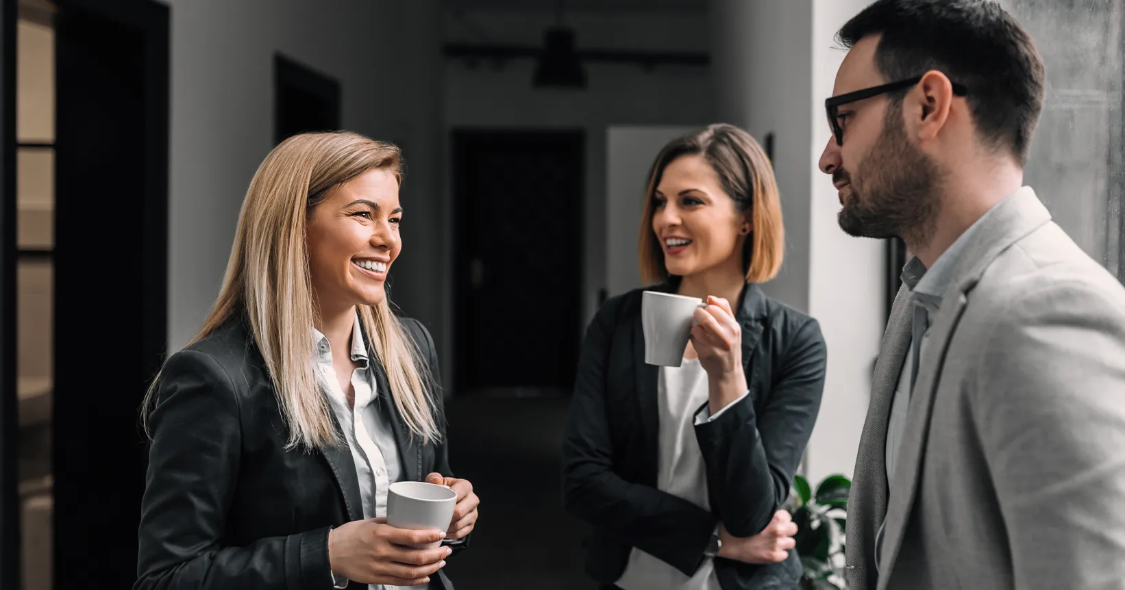 Un groupe de collègues discutent ensemble