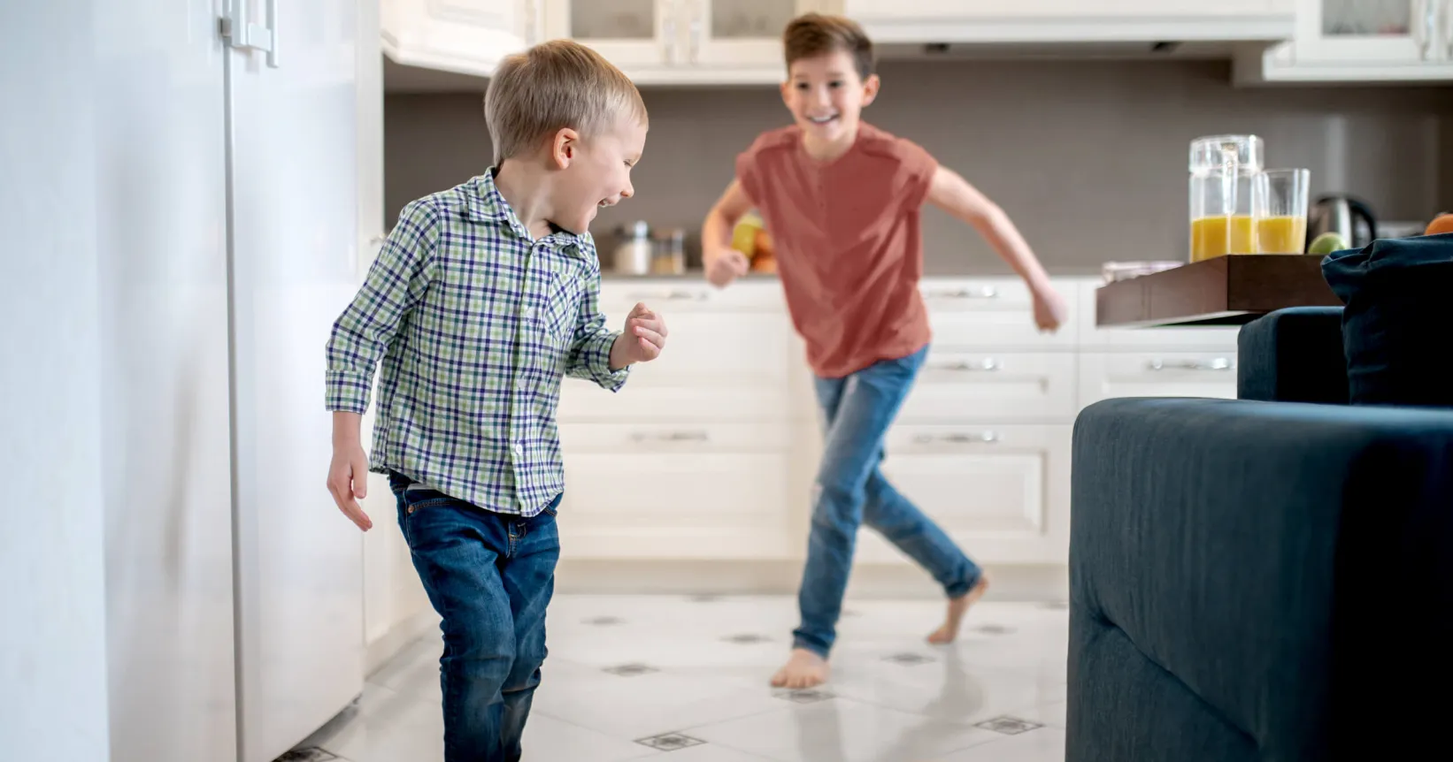Deux enfants se courent l'un après l'autre