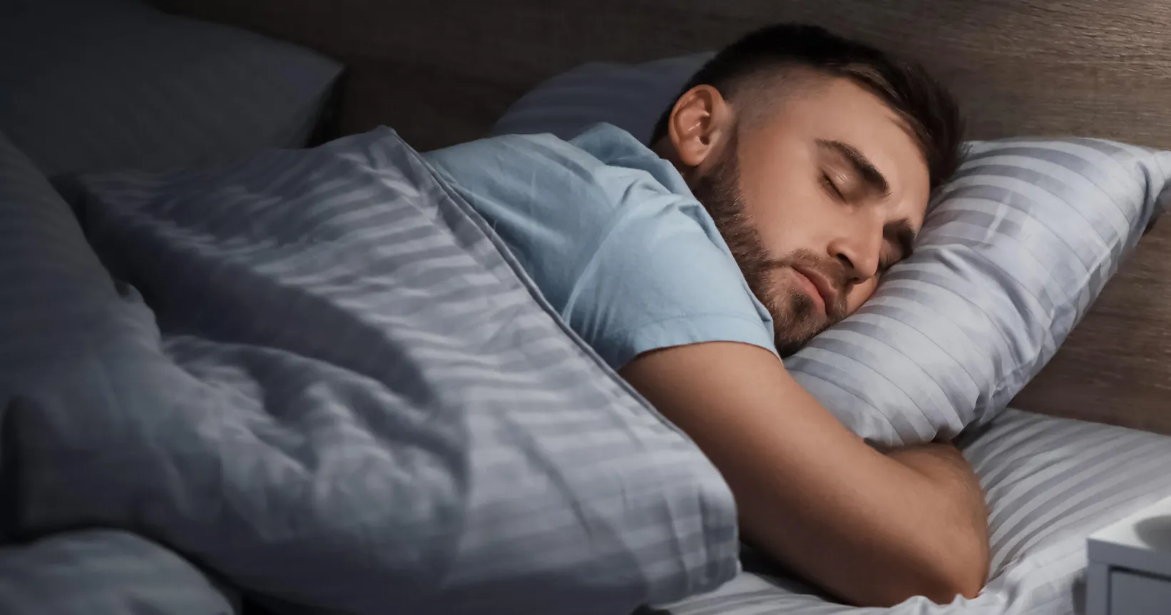 Un homme dort dans un lit