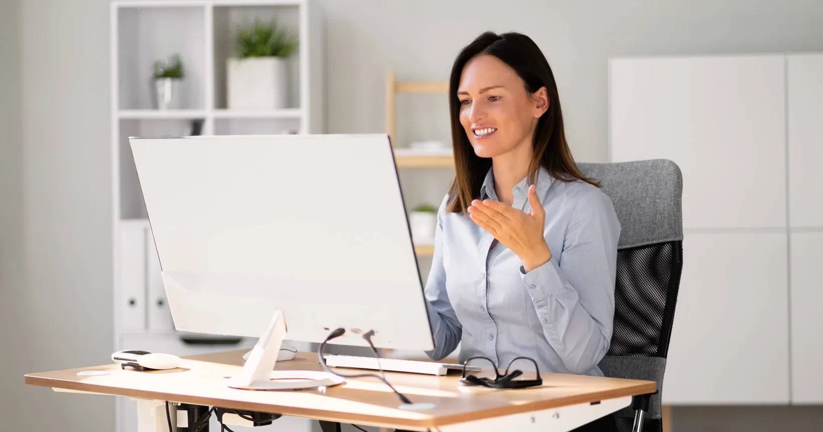 Une femme travaille de sa maison