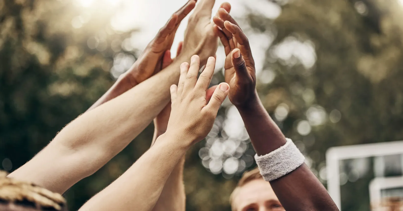 Des gens se tapent dans la main