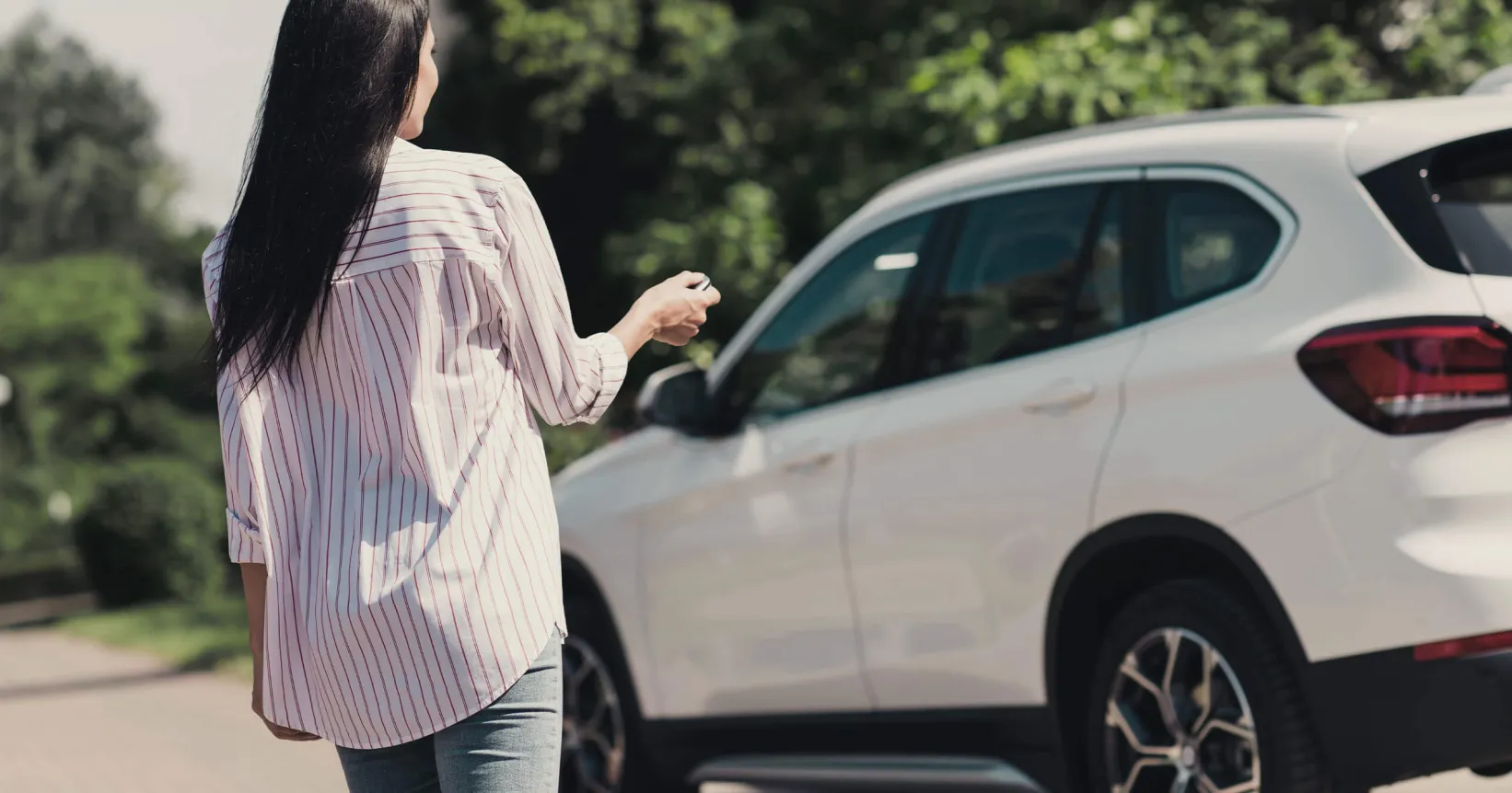 Une femme se dirige vers une voiture
