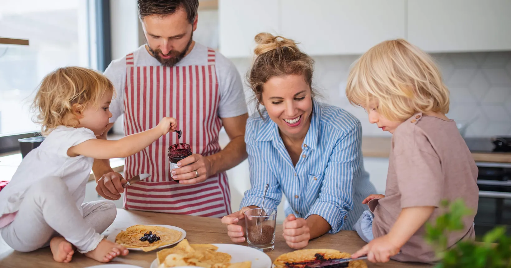 Une famille cuisine ensemble