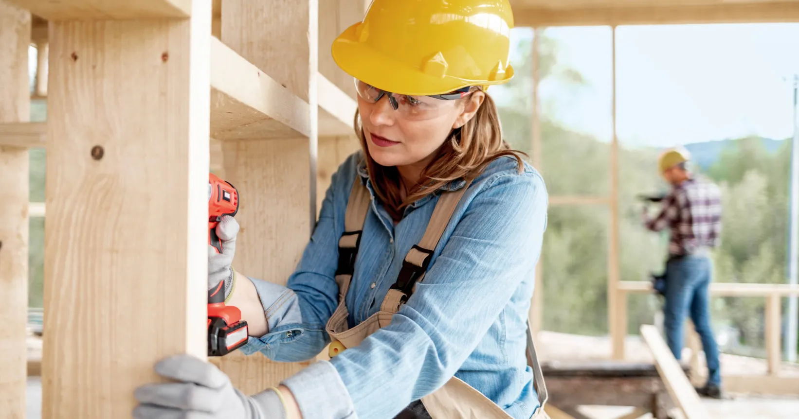 Une femme travaille sur un chantier de construction