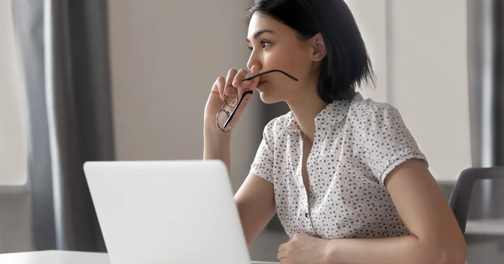 Une femme est devant un ordinateur portable