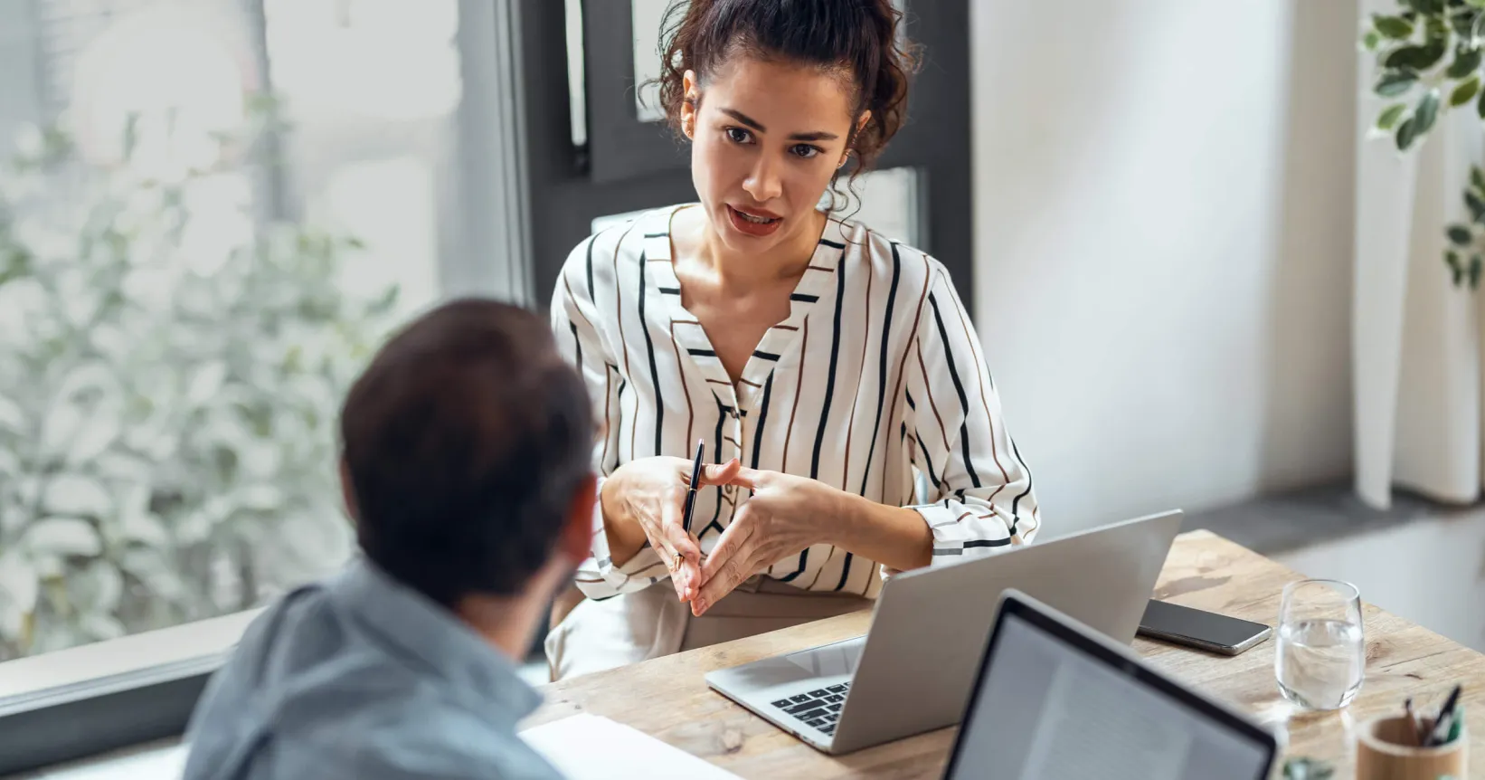 Deux employés discutent ensemble