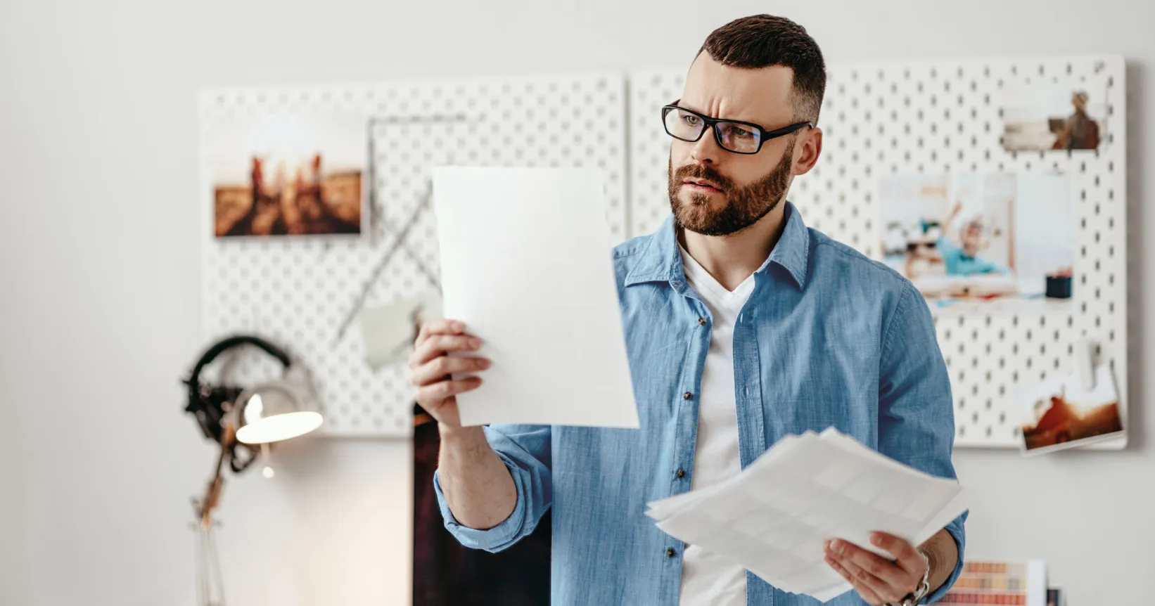 Un homme regarde des papiers d'un air pensif