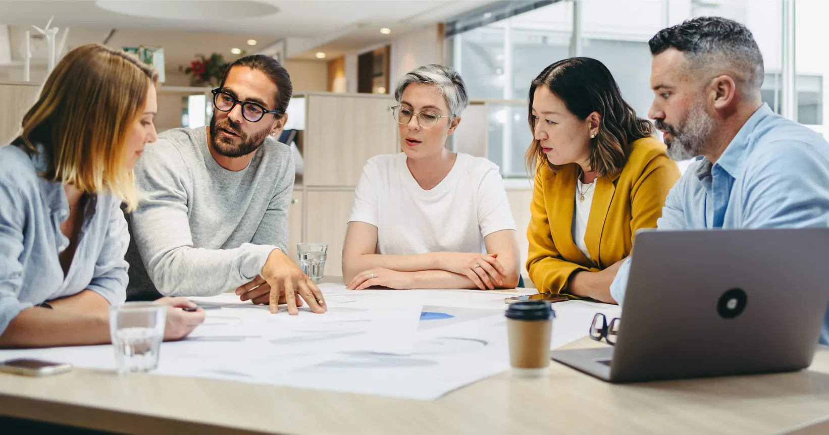 Des collègues travaillent ensemble