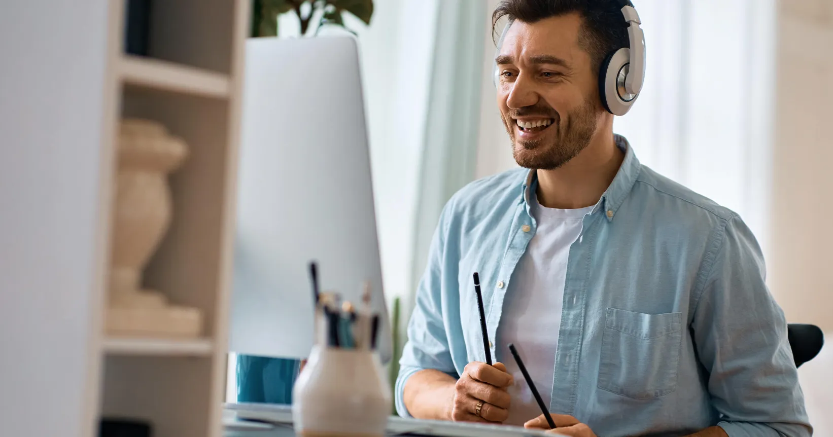 Un homme travaille de la maison