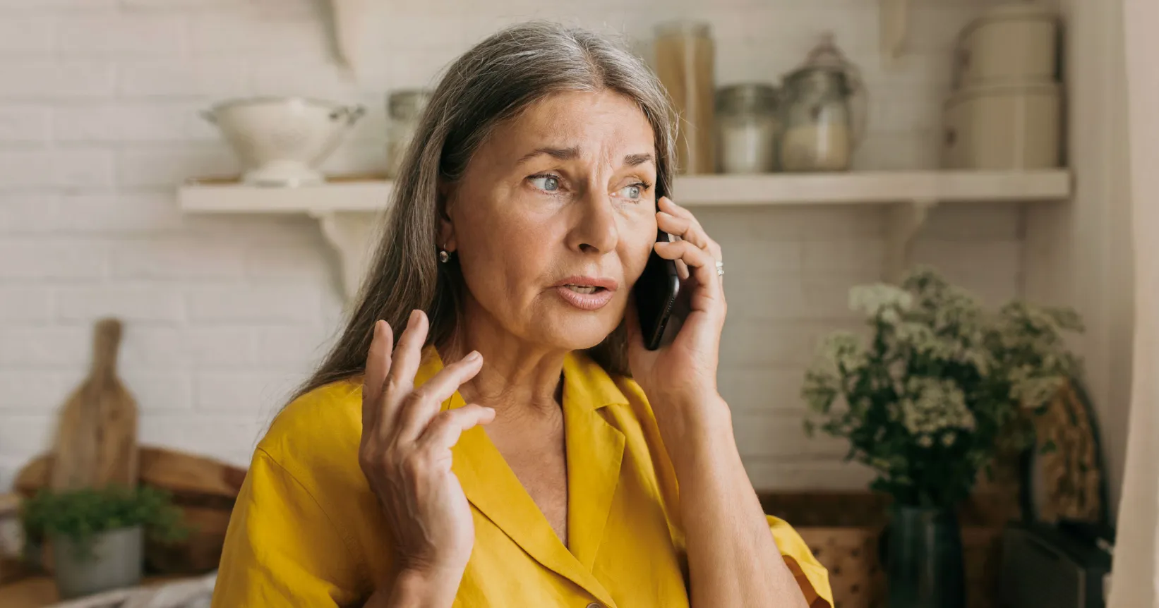 Une femme discute au téléphone