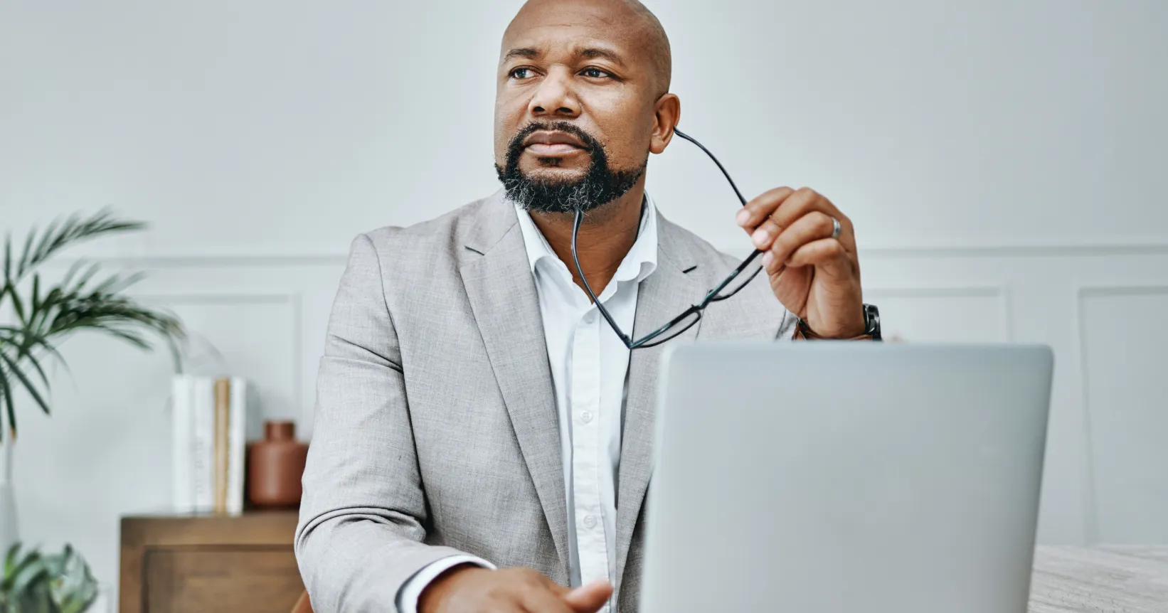 Un homme d'affaires devant un ordinateur portable