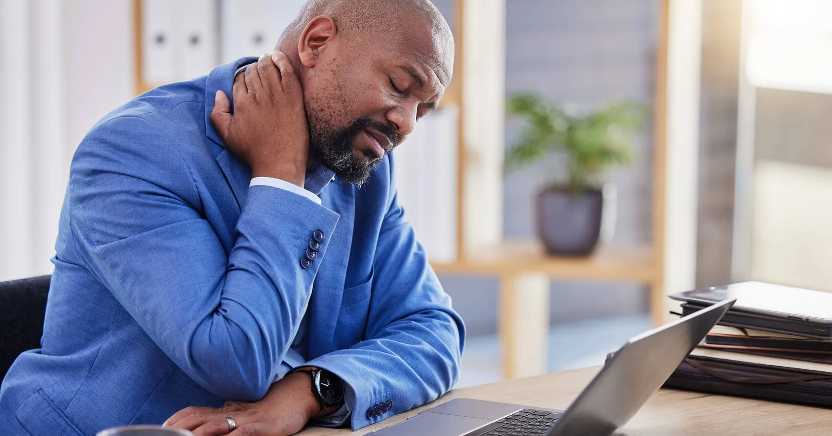 Un homme a des douleurs dans le cou