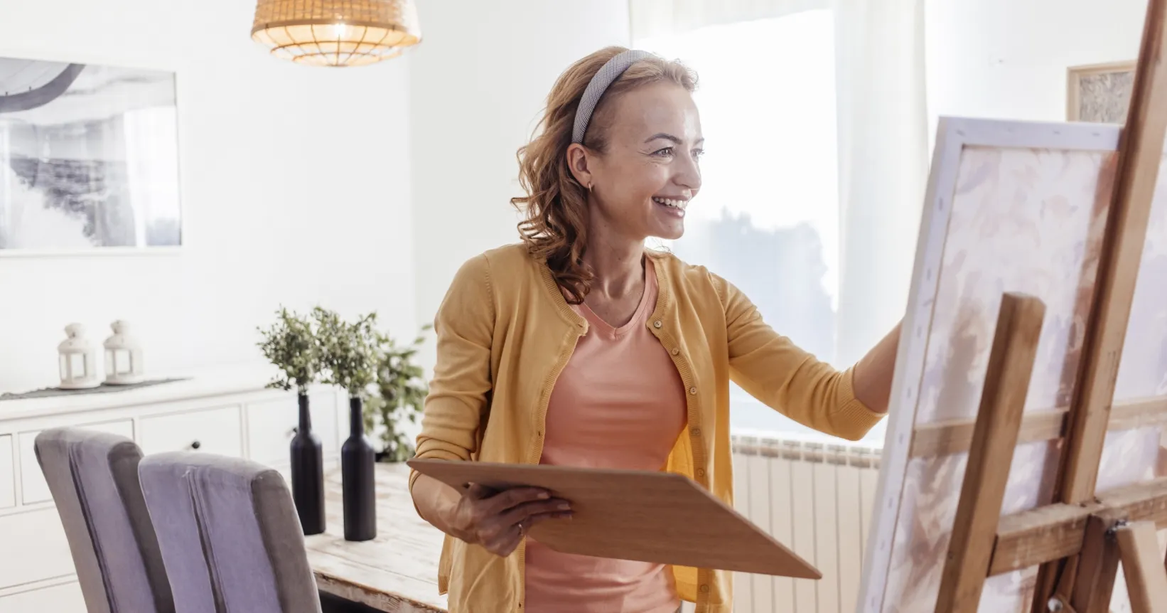 Une femme peinture sur un chevalet