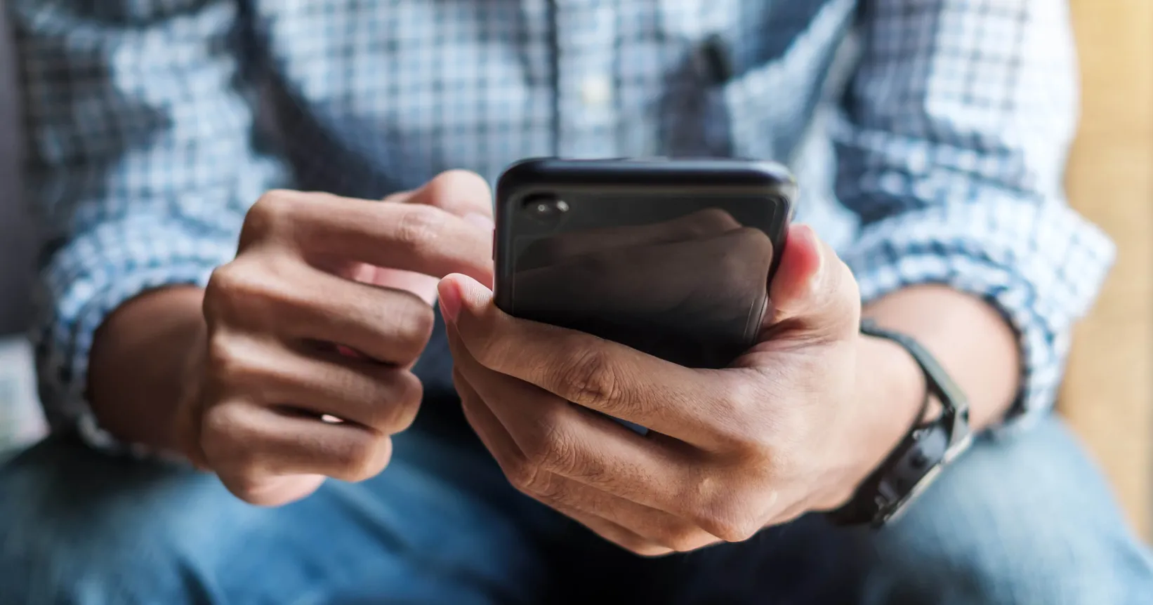 Quelqu'un consulte son téléphone cellulaire