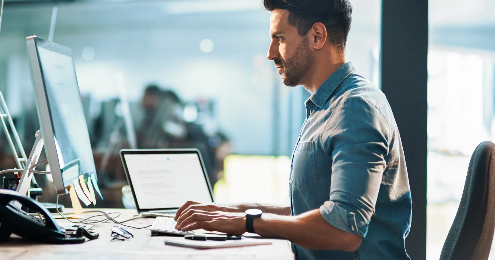 Un homme travaille sur un ordinateur