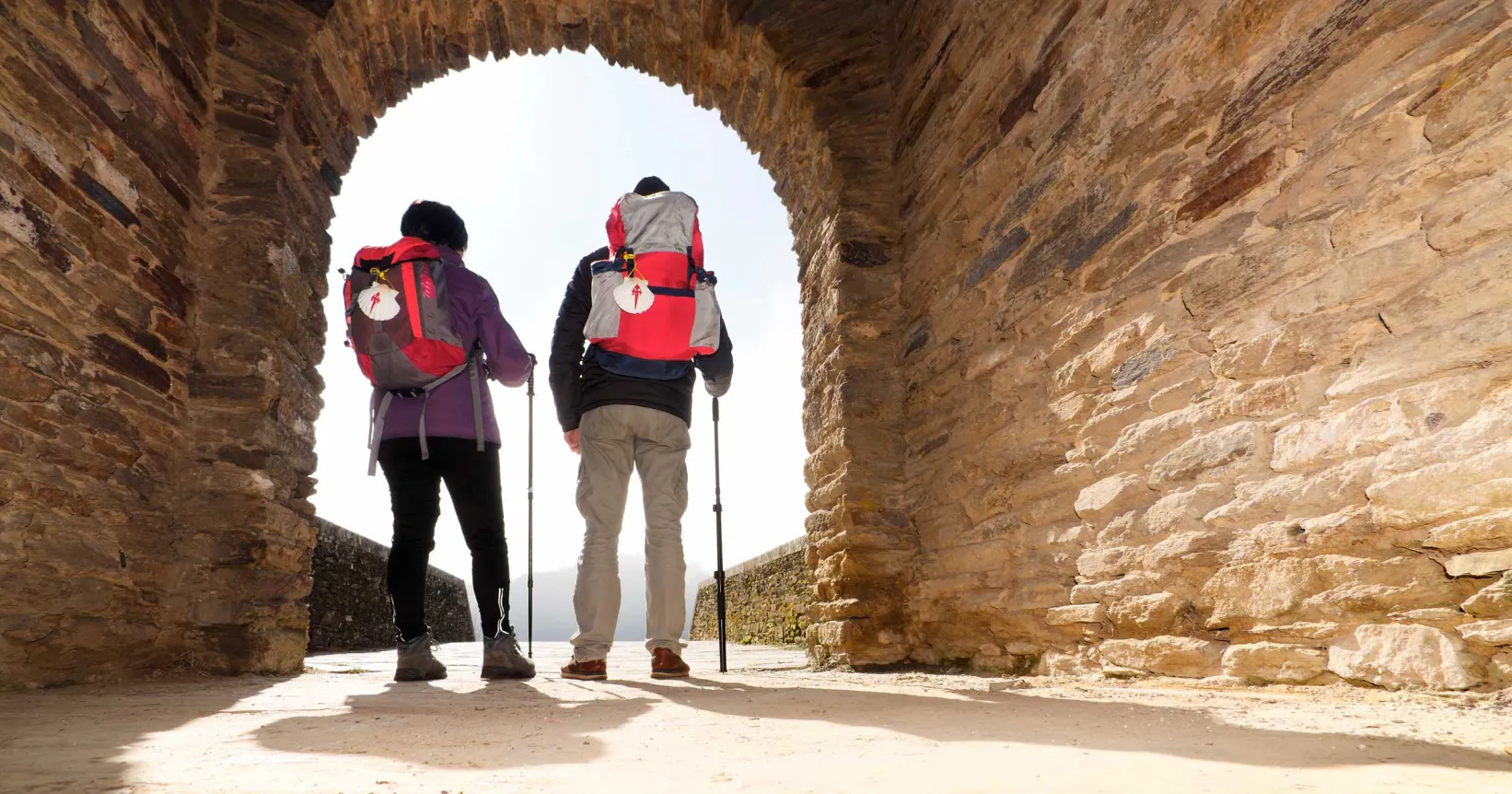 Deux personnes font de la randonnée